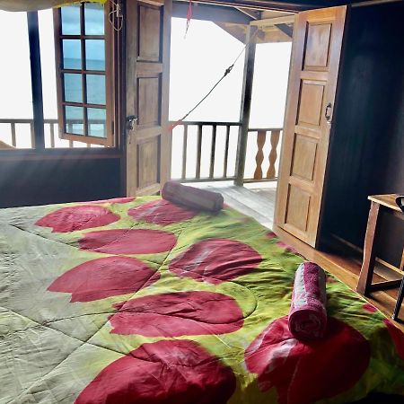 Beachfront Hut Upstairs Astra - Beach Shack Chalet Kampong Juara Dış mekan fotoğraf