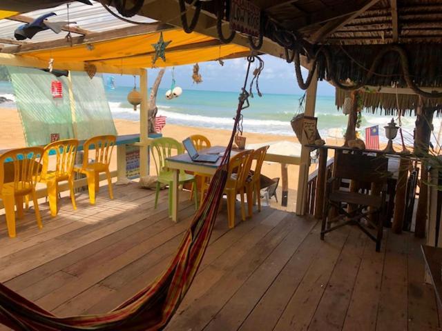 Beachfront Hut Upstairs Astra - Beach Shack Chalet Kampong Juara Dış mekan fotoğraf