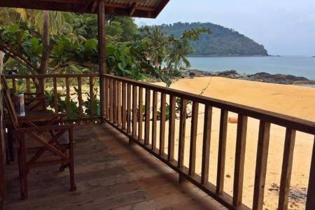 Beachfront Hut Upstairs Astra - Beach Shack Chalet Kampong Juara Dış mekan fotoğraf