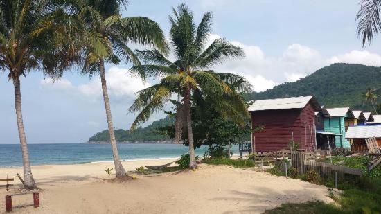Beachfront Hut Upstairs Astra - Beach Shack Chalet Kampong Juara Dış mekan fotoğraf