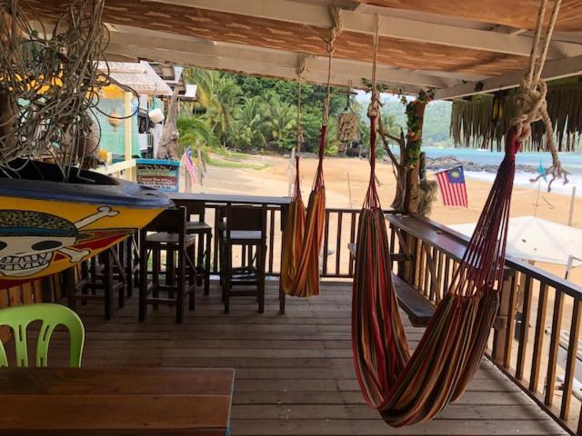Beachfront Hut Upstairs Astra - Beach Shack Chalet Kampong Juara Dış mekan fotoğraf