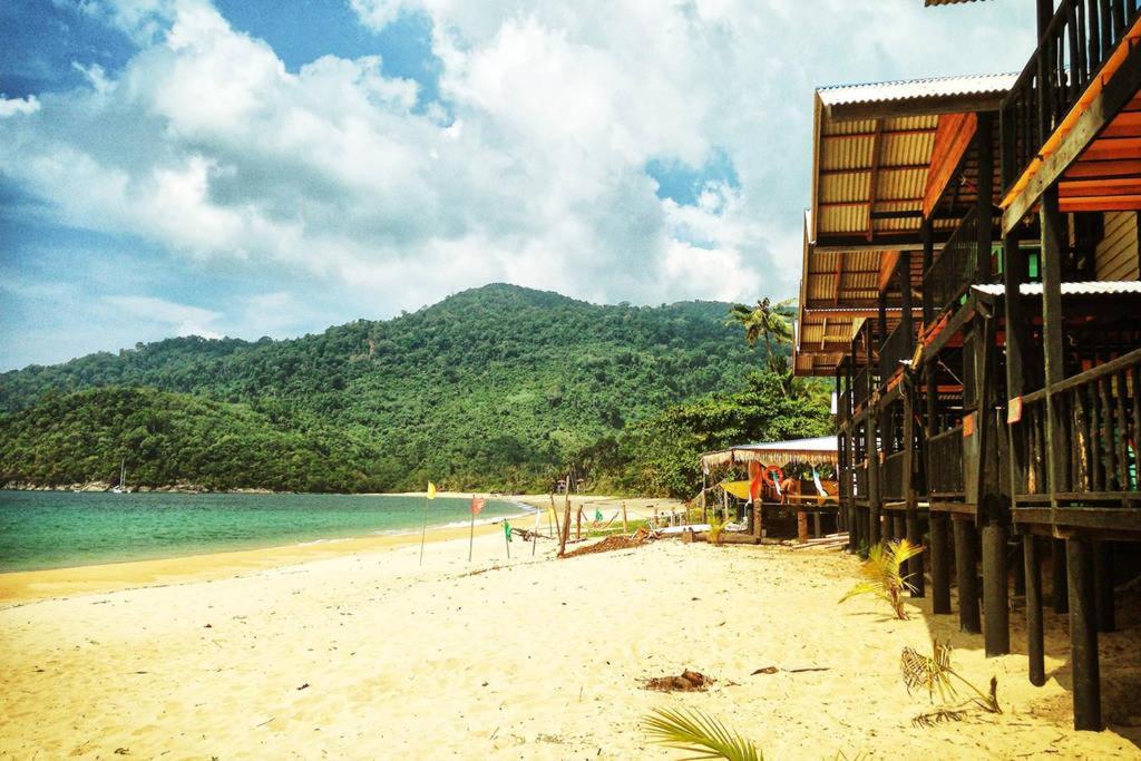 Beachfront Hut Upstairs Astra - Beach Shack Chalet Kampong Juara Dış mekan fotoğraf