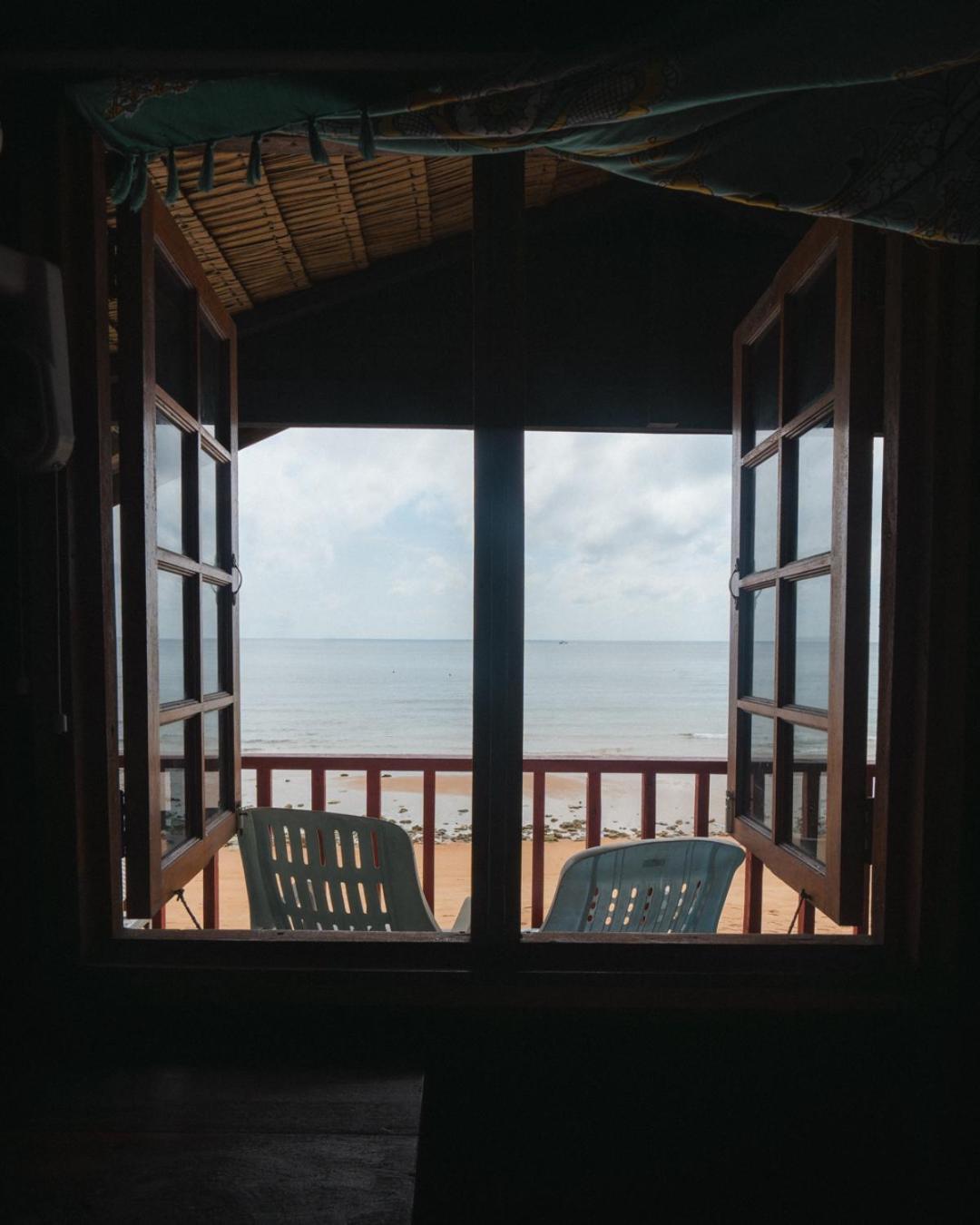Beachfront Hut Upstairs Astra - Beach Shack Chalet Kampong Juara Dış mekan fotoğraf